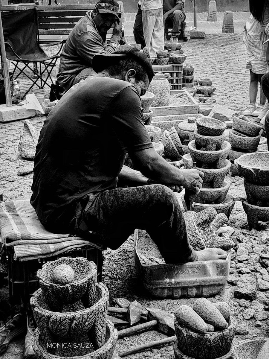 mosave_87's tweet photo. ...después de eso, la gente comienza a olvidar lentamente lo que son y lo que fueron. Y el mundo que te rodea se olvida aún más rápido. 
Milán Kundera

📷 IG: monicasauza

#comonfort #guanajuato #pueblomagico #bnwphotography #artesano #molcajetes https://t.co/aprLlciebf
