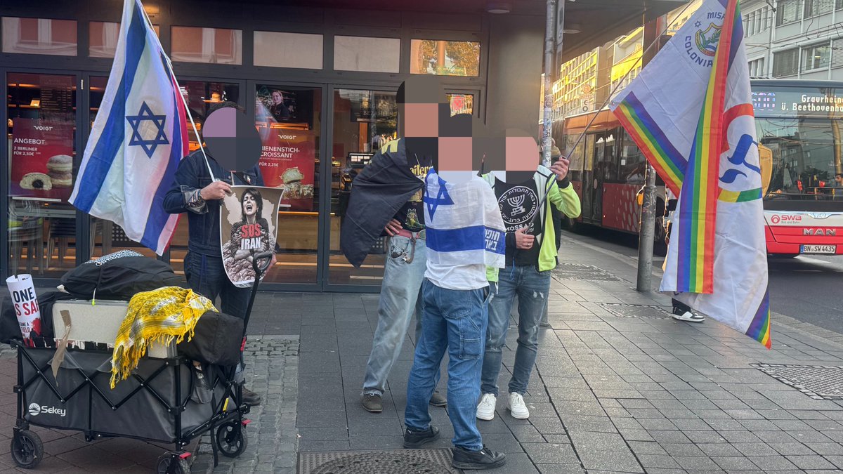 LoveGuerillero's tweet photo. #Bonn #bn1009 
#ShanaTova שנה טובה🍎🍯✡️
#53Antisemitenfrei
#EndJewHatred 
#GegenJedenAntisemitismus 
#BringHopeNow 
#ZirkusPaliGalli 
#FreeGazaFromHamas 
Nasar von der palästinensischen Gemeine ( weiße t-shirt) hat auch vor Ort. Ist wieder durch seine Hasstiraden und eliminatorischen Israelhass besonders unangenehm aufgefallen.