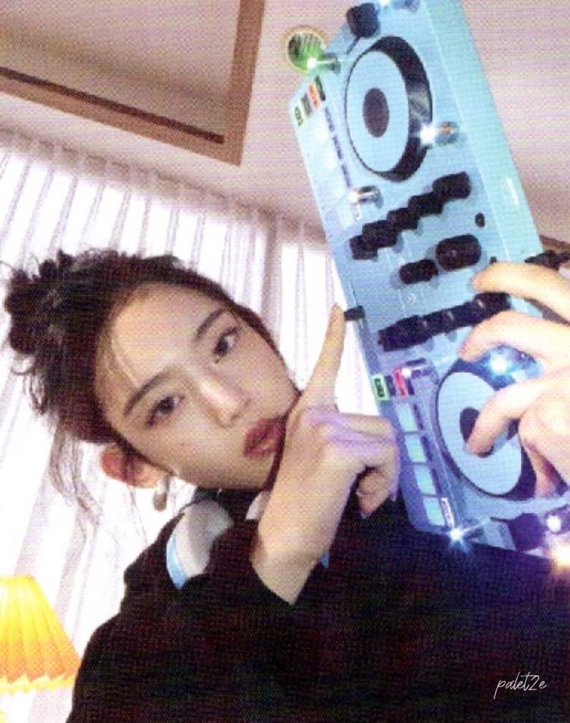 VoiderLeesol's tweet photo. lagu chikuwa isi keju jadi closing zeno session dj icoL malam ini yahh, thank you buat yang udah mendengarkan! selamat istirahat semua 🫰🏻

#LCAicol izin pamit cepet ya soalnya laptop udah ninu-ninu lowbatt 😭 https://t.co/iEJuNzqTqC