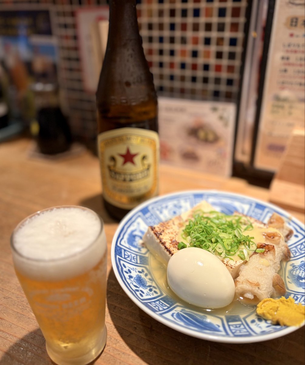 kinyachan's tweet photo. #明石 で週末の独酌🍶
かき揚げが、20分待ってもこないので、#愛の渇き 〈 #三島由紀夫 〉を読む。初読は1983年19歳。なぜ読んだかは失念。当時の読書ノートの一文は覚えている。「純文学はなんでもありやな、狡いな」。何を偉そうに（苦笑）。かき揚げを待ちながら40年以上前の自分と、しばし一献。 https://t.co/yFOLJ39wtI