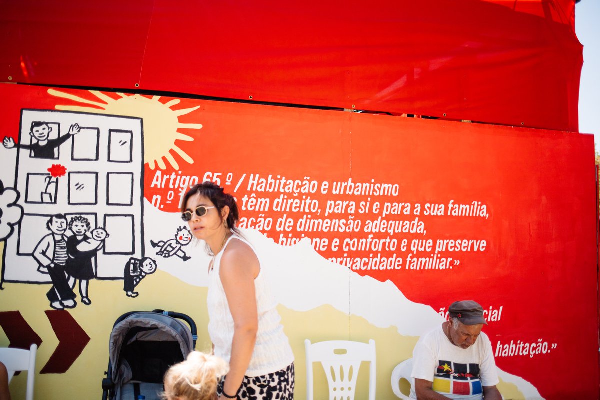 pcp_pt's tweet photo. Nos 50 anos da Constituição da República Portuguesa, a Festa não deixou passar o marco fundamental da democracia portuguesa e a maior conquista da revolução de Abril.

Na festa, a Constituição não está só exposta, na festa, luta-se e debate-se para que se cumpram os direitos nela consagrados!