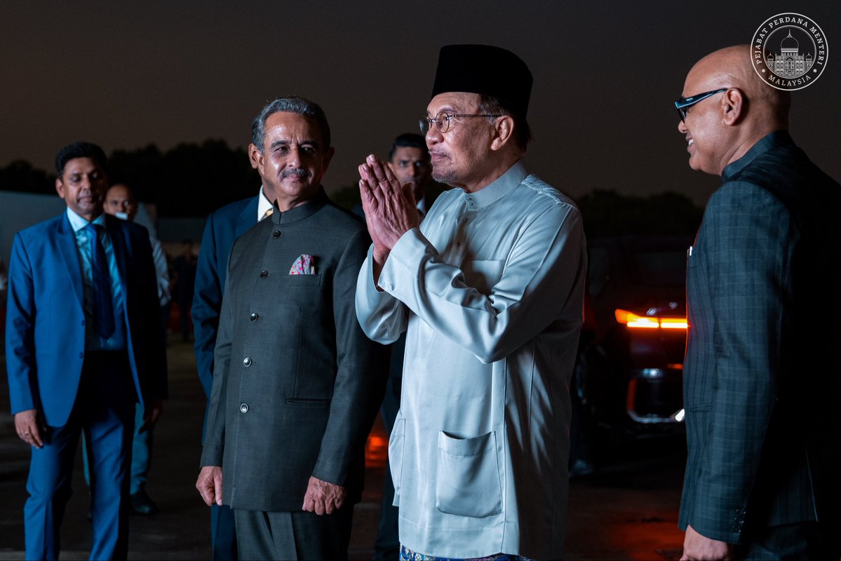 anwaribrahim's tweet photo. Alhamdulillah Guru selamat tiba di New Delhi, India untuk membawa nama negara di pentas dunia dalam Sidang Kemuncak Pemimpin-Pemimpin BRICS ke-18.

Doakan misi diplomasi negara ini mencapai matlamatnya. Semoga anak didik dapat belajar dari Guru cara Diplomasi MADANI diterjemahkan. Slayyy 💅

🇲🇾🇮🇳 

 #MalaysiaMADANI 
#DiplomasiMADANI 
#GuruMADANI