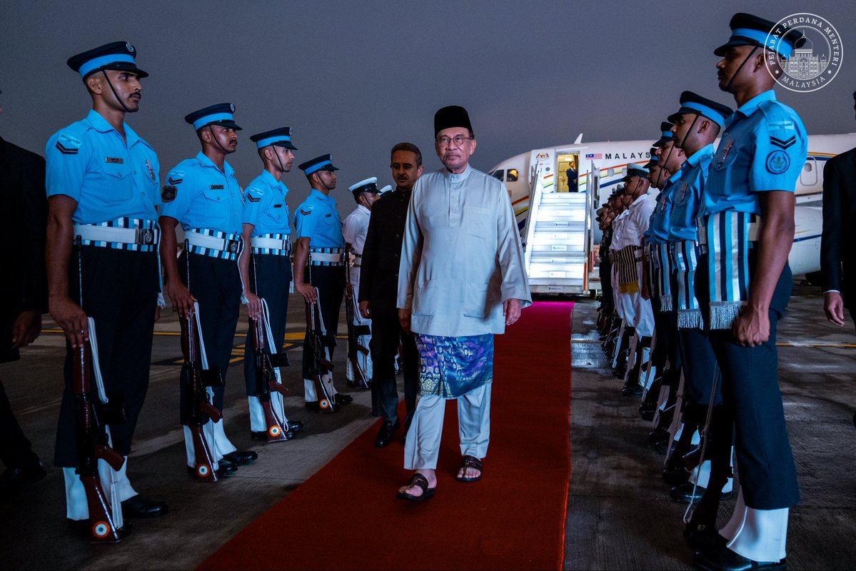anwaribrahim's tweet photo. Alhamdulillah Guru selamat tiba di New Delhi, India untuk membawa nama negara di pentas dunia dalam Sidang Kemuncak Pemimpin-Pemimpin BRICS ke-18.

Doakan misi diplomasi negara ini mencapai matlamatnya. Semoga anak didik dapat belajar dari Guru cara Diplomasi MADANI diterjemahkan. Slayyy 💅

🇲🇾🇮🇳 

 #MalaysiaMADANI 
#DiplomasiMADANI 
#GuruMADANI