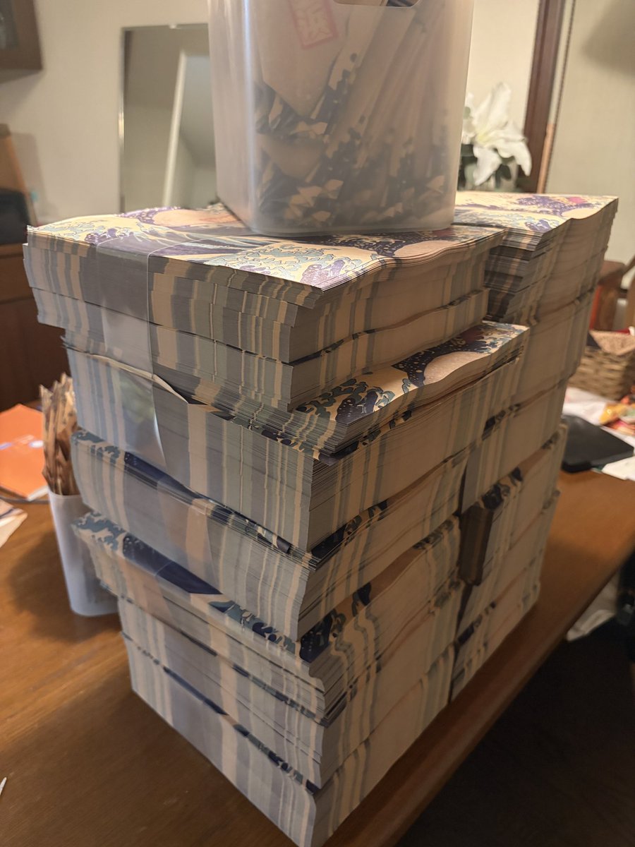 oimo_sempai's tweet photo. クレープの紙の一万枚ってこんなもんじゃなかった汗なんかおかしいなと思ったけど。こんな量なんだ笑 https://t.co/cRfGCaHq4N