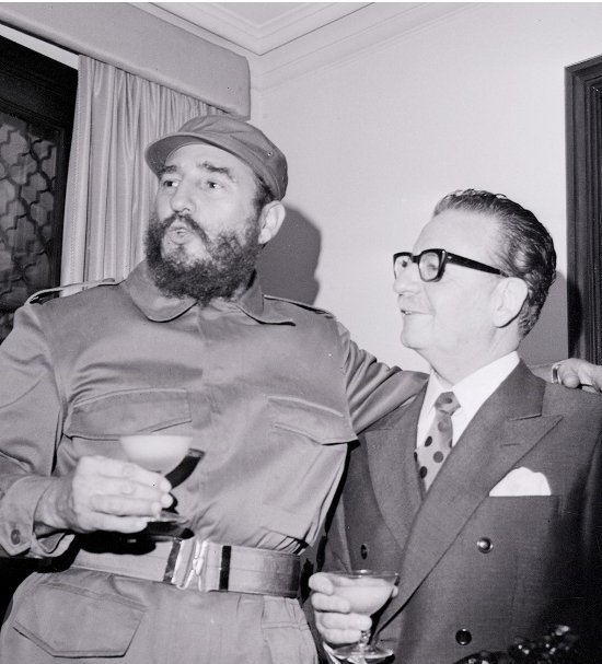 fachininja's tweet photo. No hay nada más Revolucionario que Salvador Allende y Fidel Castro brindando con champaña mientras miles de chilenos hacían cola por 4 horas por una ración de azúcar y té.

#11DeSeptiembre https://t.co/q7o0a4zQCz
