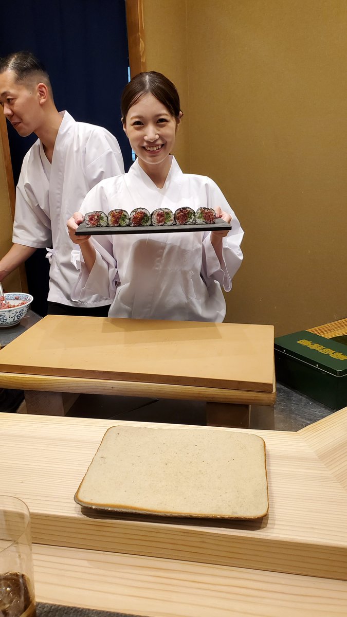 Rh97relDLZ70072's tweet photo. 朝長美桜さんのお鮨屋さんに前回美味しかったのと、可愛らしい笑顔に会いたくて再び行って来ました🎵
前回より格段と腕前が上がっていてビックリしたのと、四季に合わたネタや品数豊富になっており、日頃から相当努力しているのがわかって素晴らしかったです😊
お肉屋さんより😄
#朝長美桜
#鮨美桜 https://t.co/RYIZSk96ZR