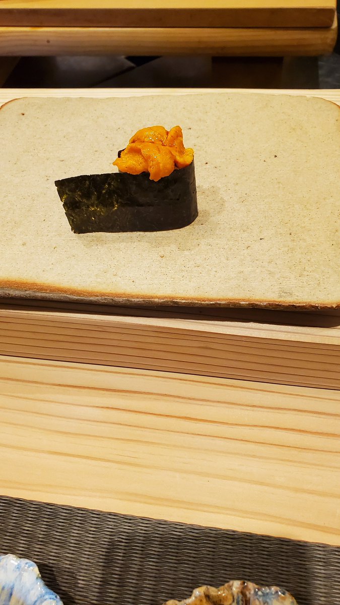 Rh97relDLZ70072's tweet photo. 朝長美桜さんのお鮨屋さんに前回美味しかったのと、可愛らしい笑顔に会いたくて再び行って来ました🎵
前回より格段と腕前が上がっていてビックリしたのと、四季に合わたネタや品数豊富になっており、日頃から相当努力しているのがわかって素晴らしかったです😊
お肉屋さんより😄
#朝長美桜
#鮨美桜 https://t.co/RYIZSk96ZR
