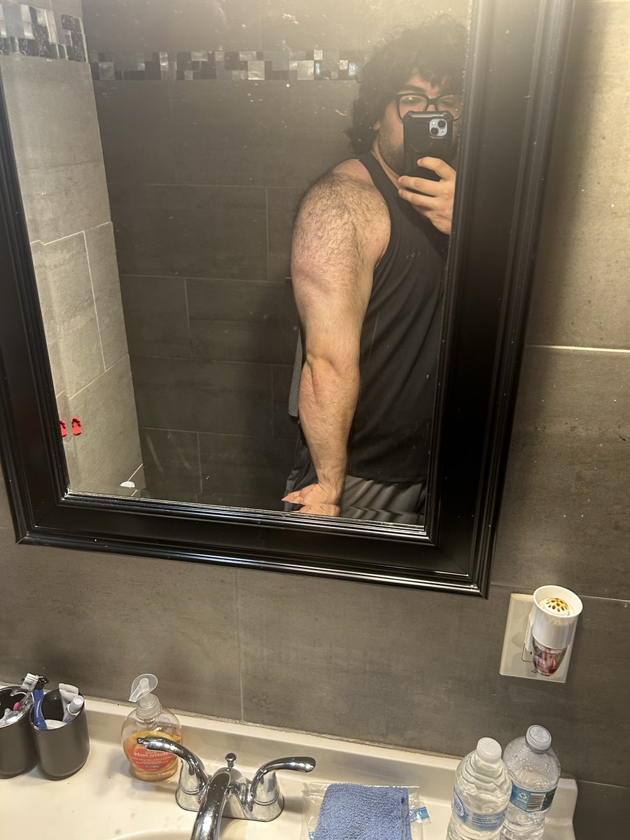 Cyb3r8Man's tweet photo. Bro haven’t been able to hit the gym cause of my shoulder and bicep tears but I still am retaining some muscle and idk how 😅 https://t.co/mFcEb4hepo