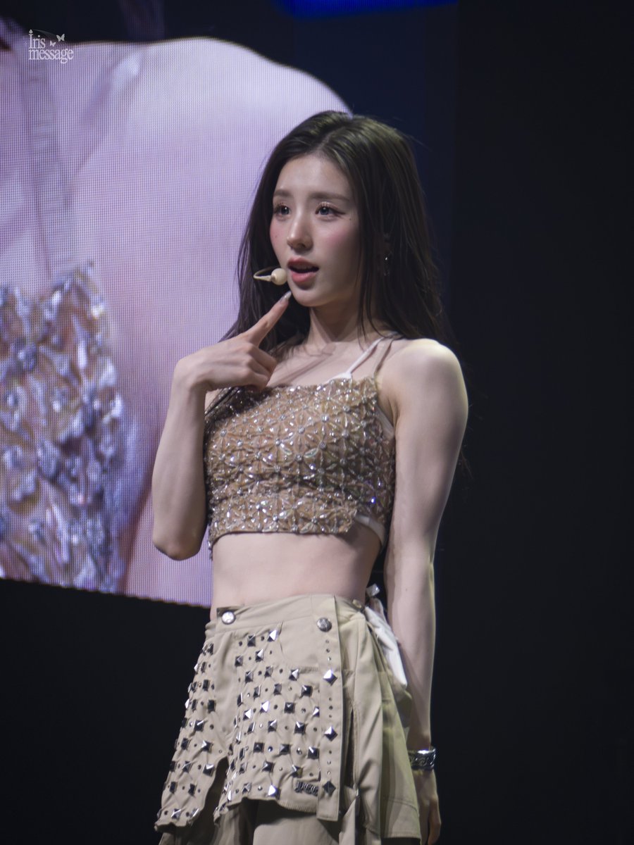 _iris_message's tweet photo. 260906 <Art of BLUE BLOOD> in Seoul

#아르테미스 #ARTMS #희진 #HeeJin https://t.co/Uw9YVZVwiD