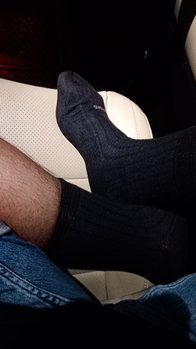 sate_soto's tweet photo. Capek abis mrt-an.
Pengen di pijet rasanya.... sambil dihirup slave 😈

#blacksocks #kaoskakibau #gaysocks #kaoskakihitam #slavesocks https://t.co/DP7EwxUuVI