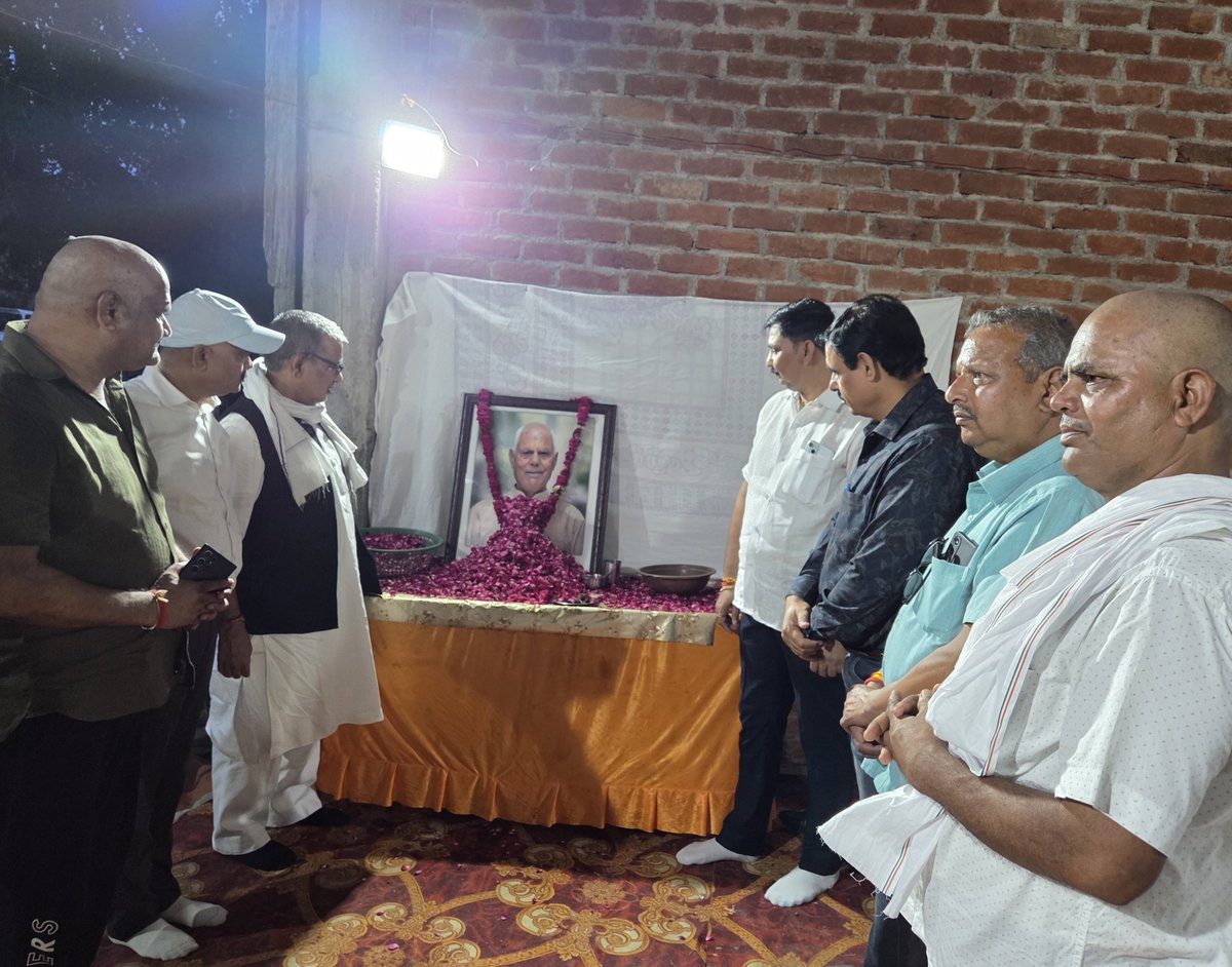 RakeshsinghMlc's tweet photo. आज सीतापुर स्थित ग्राम व पो० भिठौरी में हमारे शुभचिंतक श्री अनिल प्रताप सिंह जी के पूज्य पिताजी व हमारे अनुज श्री ब्रजेन्द्र सिंह के चाचा  स्व०कमलेश बखश सिंह जी का दुःखद स्वर्गवास पश्चात आयोजित तेरहवीं संस्कार में सम्मिलित होकर श्रद्धासुमन अर्पित कर शोकाकुल परिवार का ढांढस बांधा। https://t.co/8vfYaDYXHY