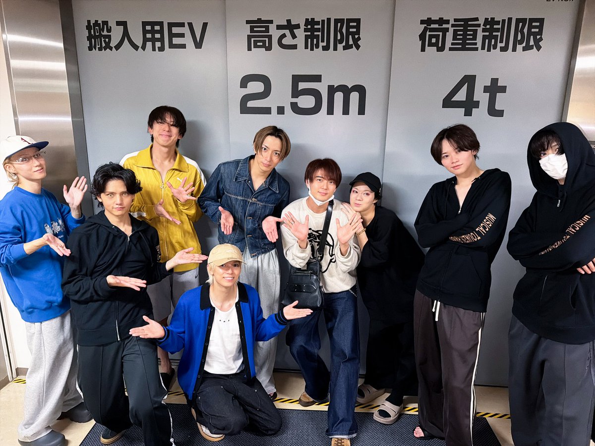 yohhg's tweet photo. ミュージカル『刀剣乱舞』 ～月夜一縷～
観劇させて頂きました。

最初から最後まで頭フル回転で見たもので…大包平と南泉の愛くるしさに所々救われたな🥹
一つ一つの言葉を、物語を大切に咀嚼した。これがこの本丸なんだって。
この本丸で時を過ごす浦島虎徹を演じられている事を、誇らしく感じられました！
全員が無事大千穐楽まで駆け抜けられますように…！！

そして本日は涼くん、ゆうのすの
祝100公演目という事で…
大変めでたい公演でした✨ハッピー！！

#刀ミュ