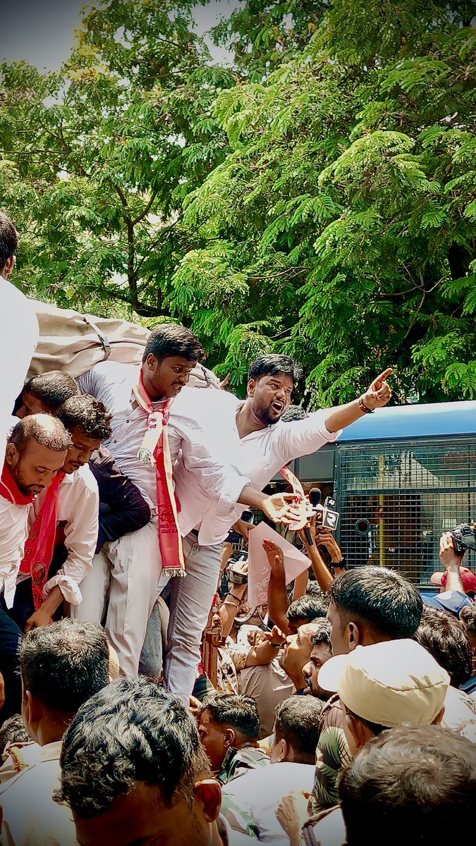 KatamShiva_OU's tweet photo. BRSV భారీ ర్యాలీ!

ఫీజు రీయింబర్స్‌మెంట్ బకాయిలు విడుదల చేయాలని 
జీవో 97ను రద్దు చేయాలని 
2 లక్షలు ఉద్యోగాలు భర్తీ  చేయాలంటూ బషీర్బాగ్ చౌరస్తా నుండి అసెంబ్లీ వరకు BRSV భారీ ర్యాలీ...
@BRSparty @KCRBRSPresident @KTRBRS @BRSHarish @balkasumantrs @DrGadariBRS @DrErro @GelluSrinuBRS https://t.co/tXY1mh52ct