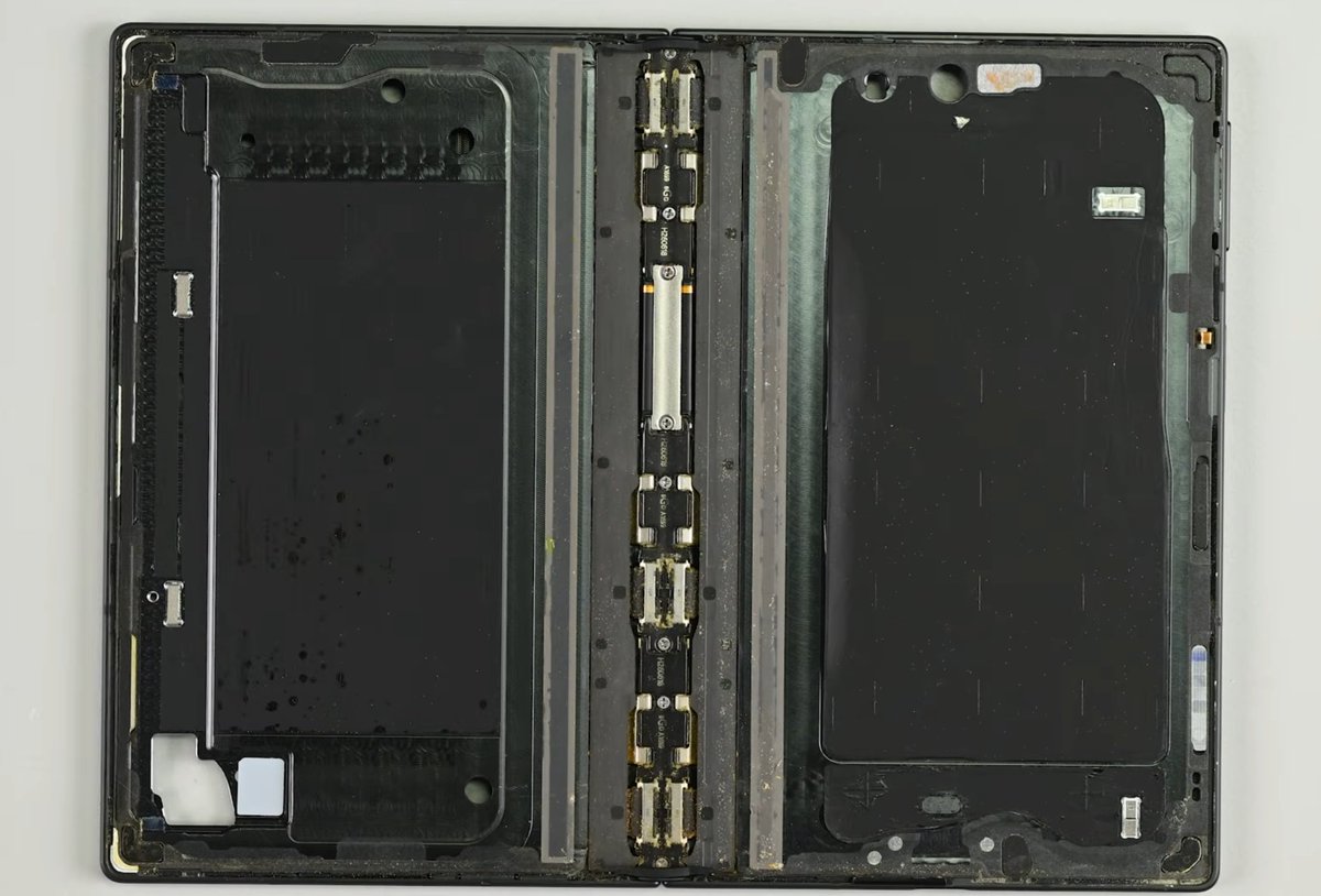 shymis's tweet photo. @IntCyberDigest At least show the same sides - the fold is showing the front, not the back where the hinge is. This is how the fold looks like on the other side(kudos to @iFixit) https://t.co/Uj3A3H0hXs