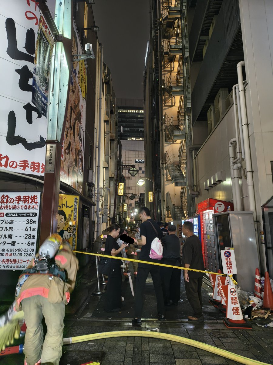 n252i's tweet photo. 仕事終わって晩飯にラーメン食って店出たらこれ
火事？らしい
オイラ規制線の内側で飯食ってたらしい… https://t.co/19i3mIeSPy