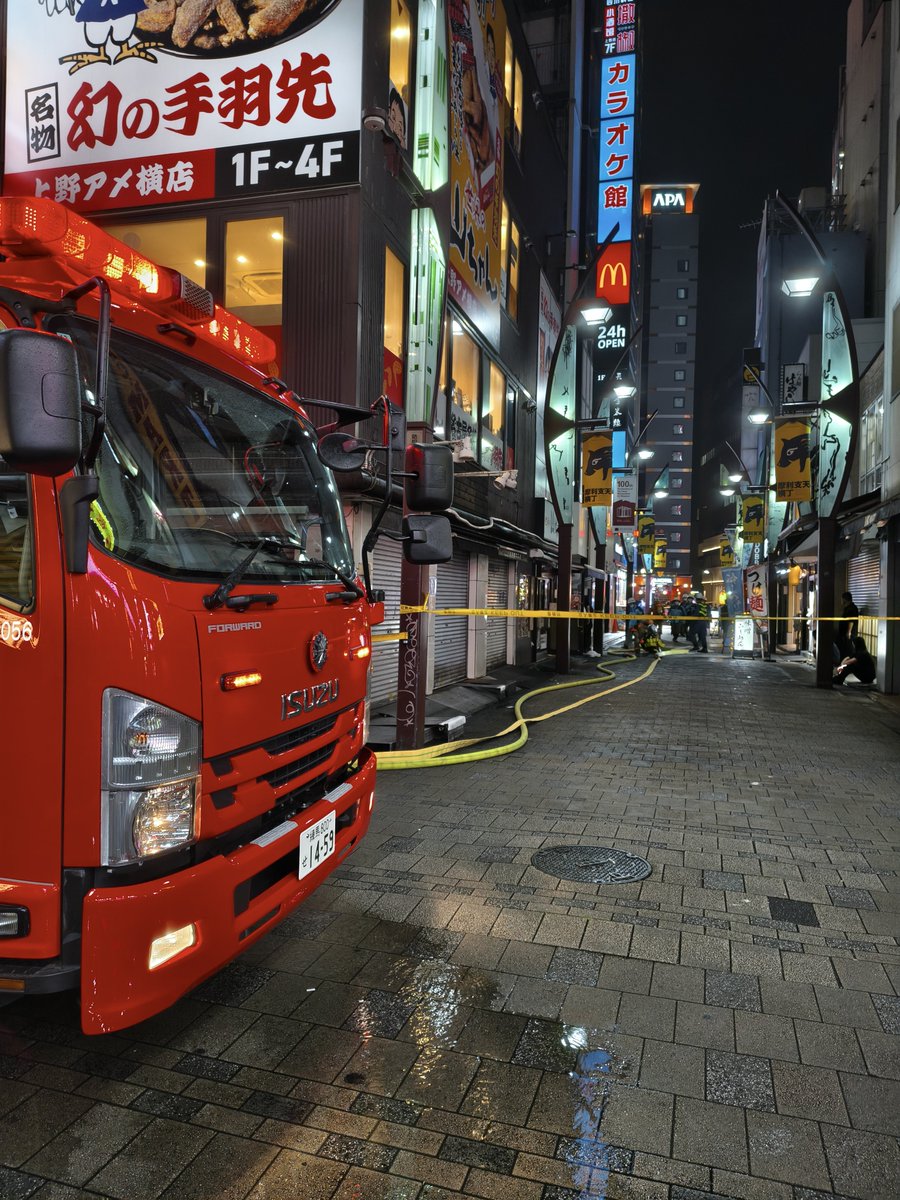 n252i's tweet photo. 仕事終わって晩飯にラーメン食って店出たらこれ
火事？らしい
オイラ規制線の内側で飯食ってたらしい… https://t.co/19i3mIeSPy
