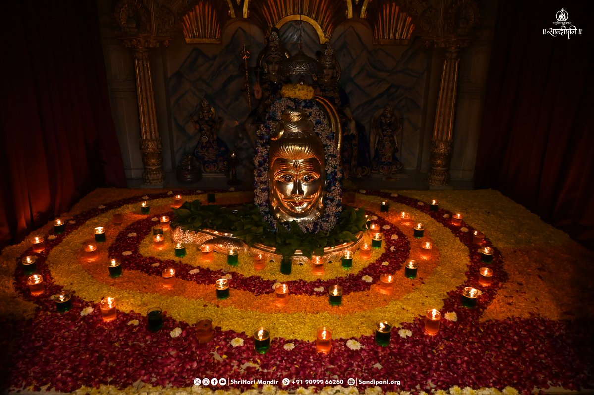 ShriHariMandir's tweet photo. 🗓️ DAY 30
🔱ॐ दीपदानाह्लादितं स्वसुतोत्सवागमनोत्सुकं चन्द्रमौलीश्वरं प्रणमामः ।
जो दीपदान से अति प्रसन्न रहते हैं, और अपने पुत्र गणेशजी का उत्सव आ रहा है इसलिए उत्सुक है ऐसे भगवान श्री चंद्रमौलीश्वरको प्रणाम ।
#Shravan
#Chandramaulishvara
#ManorathDarshan
#ShriHariMandir
#PujyaBhaishri/@PPBhaishri