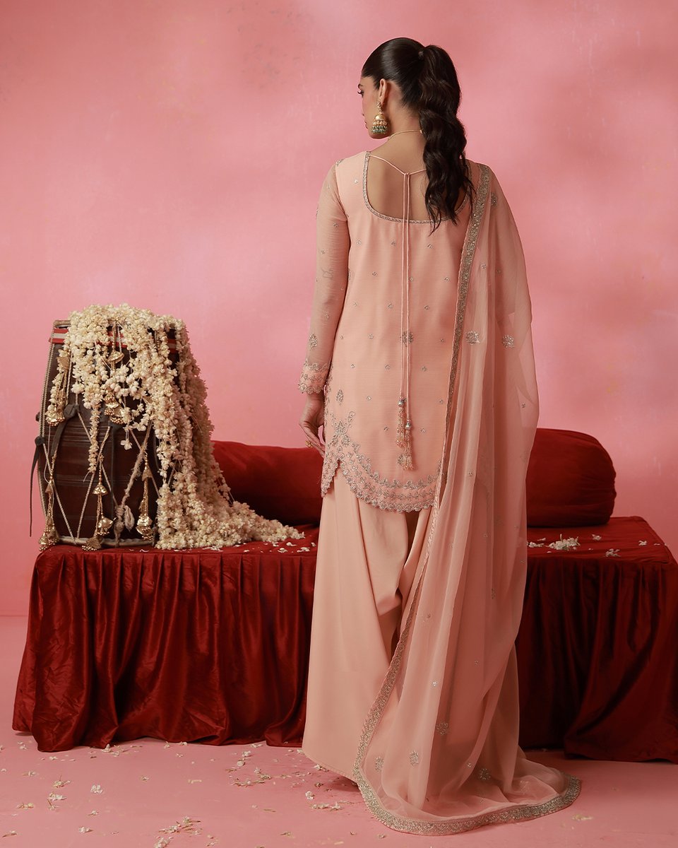 asimjofa's tweet photo. Festive Collection by Asim Jofa | Launching Tomorrow (12th) September at 6 PM
AJUFC-03 | | Unstitched | 3 PCS
Softly regal in peach, this ensemble brings together light gold zari
#AsimJofa #FestiveCollection #PakistaniFashion #FestiveVibes https://t.co/1rVaZ58GcW