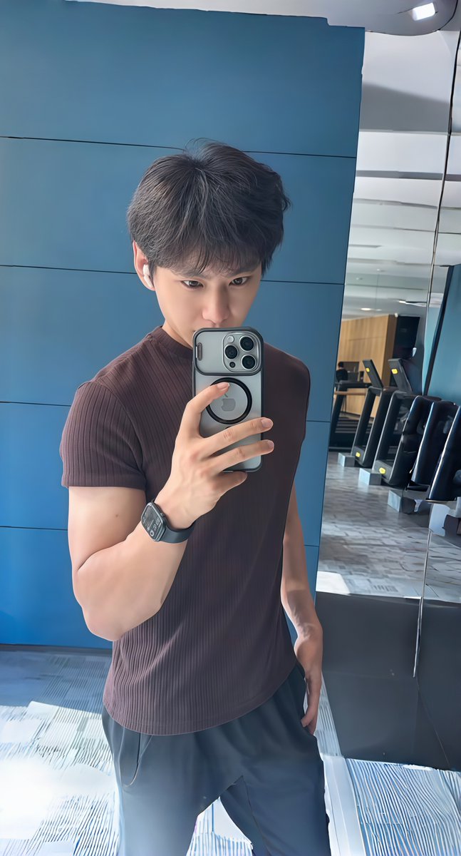 http_jpzin's tweet photo. 健身网红 姚诗文
曾经靠漂流瓶视频一度走红，如今被挖出是个男同！
后面更有网友爆料，他竟然还c粉，男女通吃太猛了！ https://t.co/nXzIfIxu3U