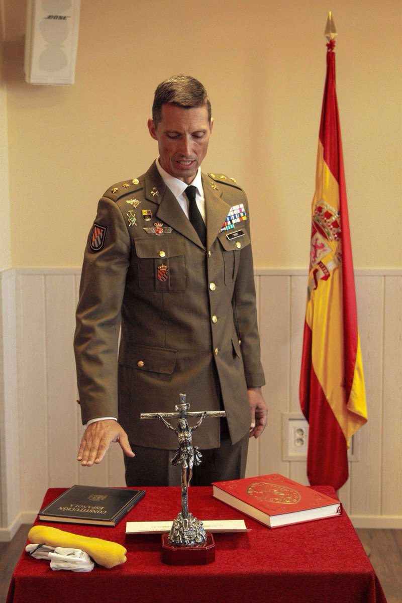 UMEgob's tweet photo. El teniente coronel Alberto Trigo González releva al teniente coronel Joaquín Núñez Regodón como jefe del Cuarto Batallón de Intervención en Emergencias #BIEM4.

Le deseamos acierto en el mando al TCol. Trigo en esta nueva etapa en la #UME y agradecemos al TCol. Núñez el trabajo que ha desempeñado.