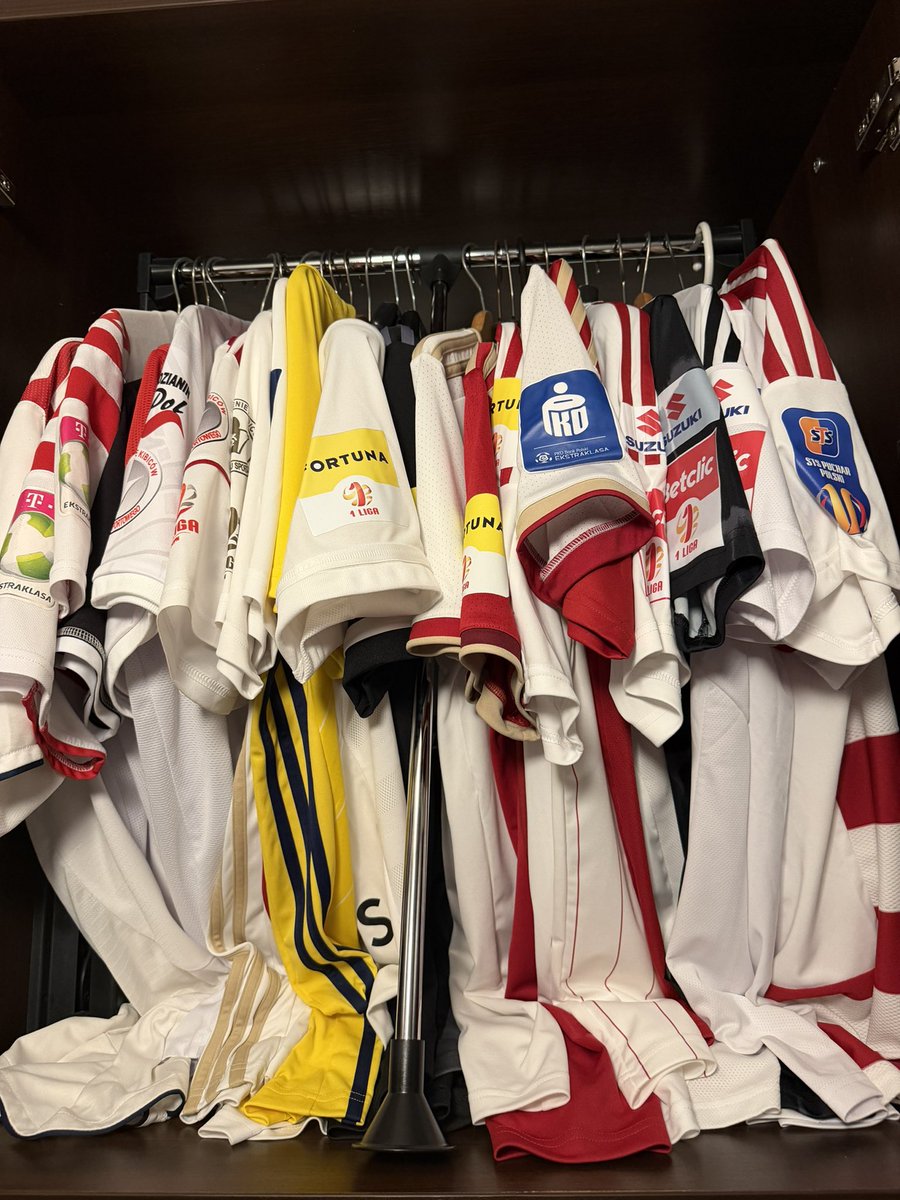 OkiemH's tweet photo. 24 koszulki @LKS_Lodz. Całkiem ładna kolekcję zebrałem 😅 https://t.co/EqyUxIXUKu