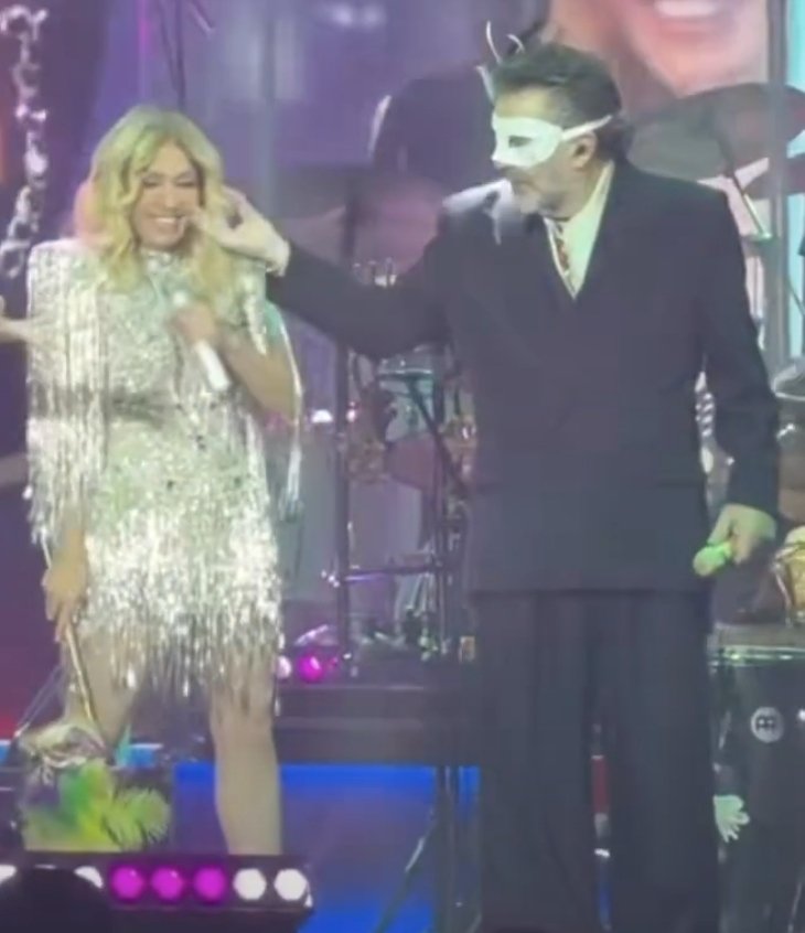 XimeKA63's tweet photo. @Belmijares Esque  ya es de ley que tenga que molestarla, eso nunca puede faltar si no el show está incompleto 😂 https://t.co/No5r1IlKW0