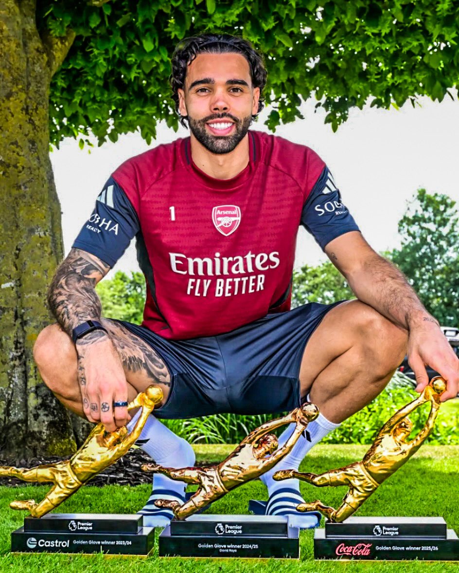 eurofootcom's tweet photo. 🇪🇸🤩 x3 Premier League Golden Glover winner... happy birthday, David Raya! 🏆✨ https://t.co/HCyimpH0nN