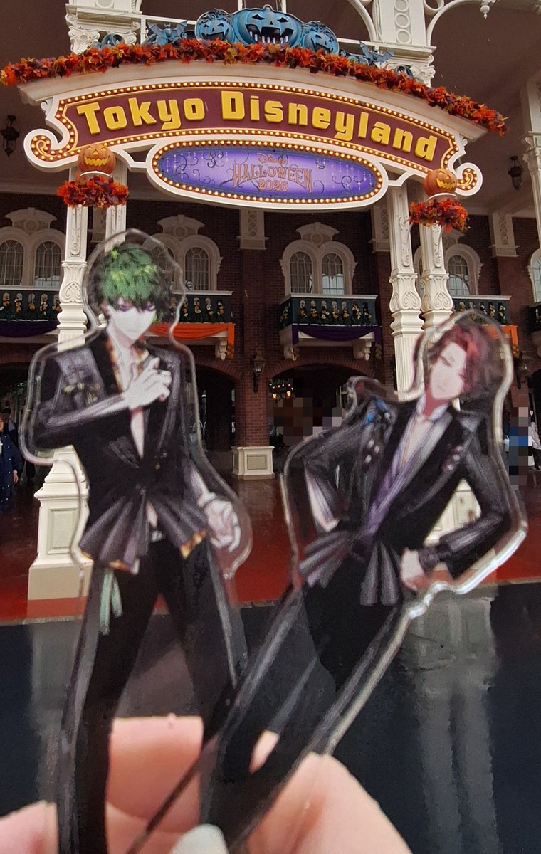 Maaa_0527star's tweet photo. 雨ディズニーに行ってきたよ♡

嬢ちゃんたちがやってるやつ私もやってみたけどピントが会わなくて無念😭でも楽しかったよーー https://t.co/u8loHfbCz8