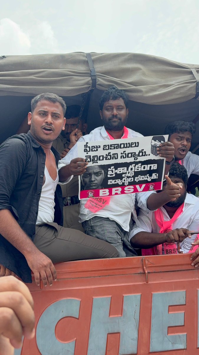 rajkumarTRSV's tweet photo. ఫీజు రీయింబర్స్‌మెంట్ విడుదల చేయాలి
GO 97 రద్దు చేయాలి!
2 లక్షల ఉద్యోగాలు భర్తీ చేయాలి
ఈ డిమాండ్లతో BRSV ఆధ్వర్యంలో బషీర్‌బాగ్ నుంచి అసెంబ్లీ ముట్టడికి బయలుదేరిన విద్యార్థి నాయకులను పోలీసులు అడ్డుకుని అక్రమంగా అరెస్ట్ చేసి పోలీస్ స్టేషన్ కి తరలించారు.
@BRSparty @KTRBRS @BRSHarish https://t.co/8TZ4A9FMzl