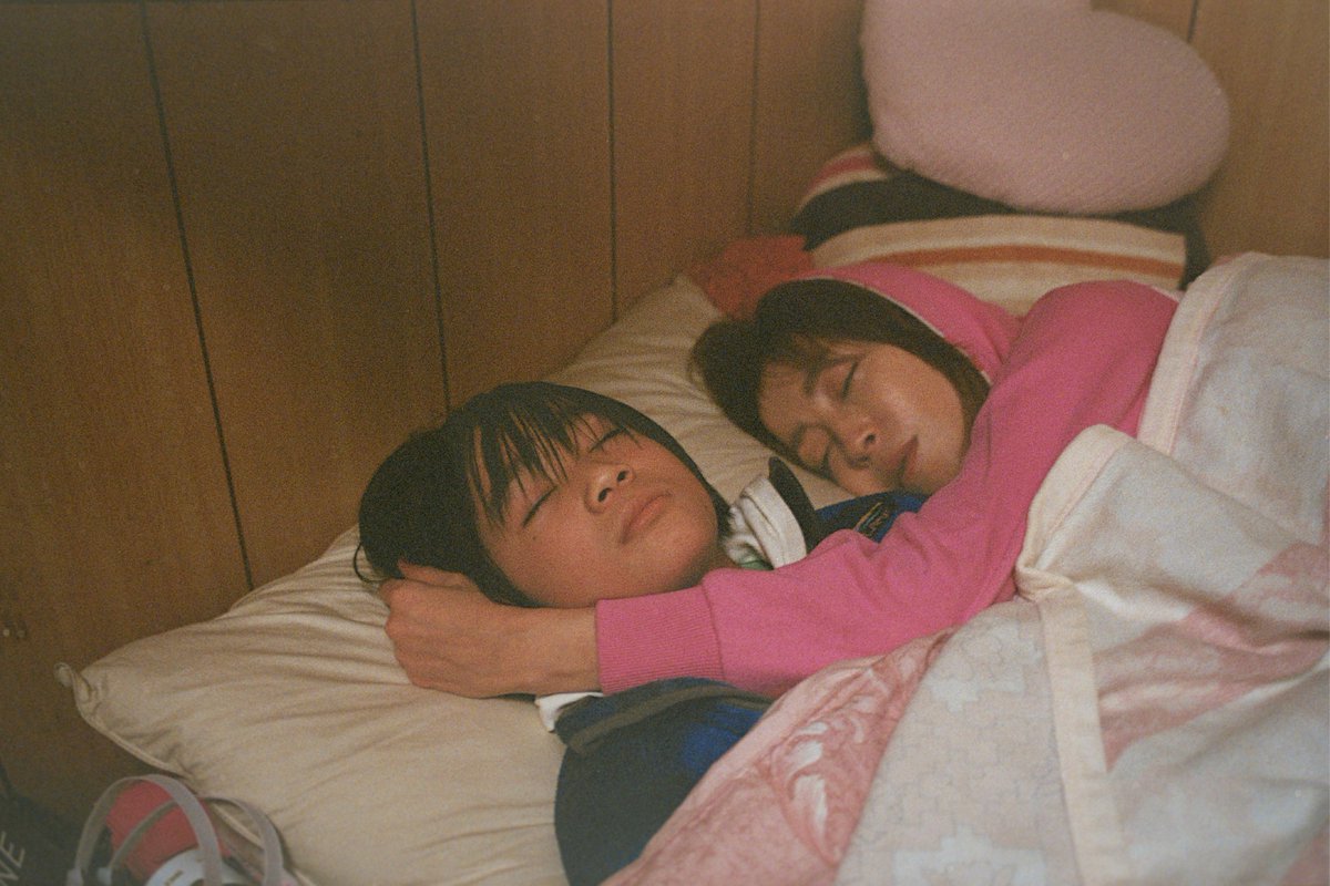 shibire_movie's tweet photo. 息子と寄り添って眠る母。
自暴自棄になり、やつれていく母。
息子の前で見せる、無邪気な笑顔。
弱って、小さくなった母の背中。

母として、ひとりの女性として——
亜樹の20年間を #宮沢りえ さんが
圧倒的な存在感で体現します。

https://t.co/L82kwe9CvI
#映画しびれ 𝟵.𝟮𝟱(𝗙𝗿𝗶) 𝗥𝗼𝗮𝗱𝘀𝗵𝗼𝘄☃️