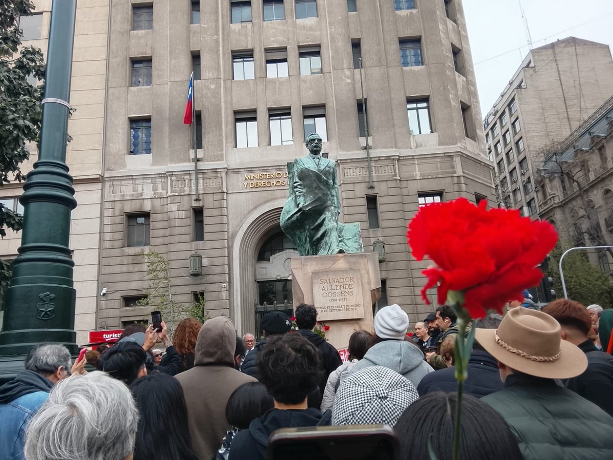 PiensaPrensa's tweet photo. A 53 años del golpe de Estado en Chile, organizaciones sociales y partidos de la oposición rinden homenaje al expresidente Salvador Allende en su monumento en la Plaza de la Constitución. https://t.co/WuLDJ61rKg