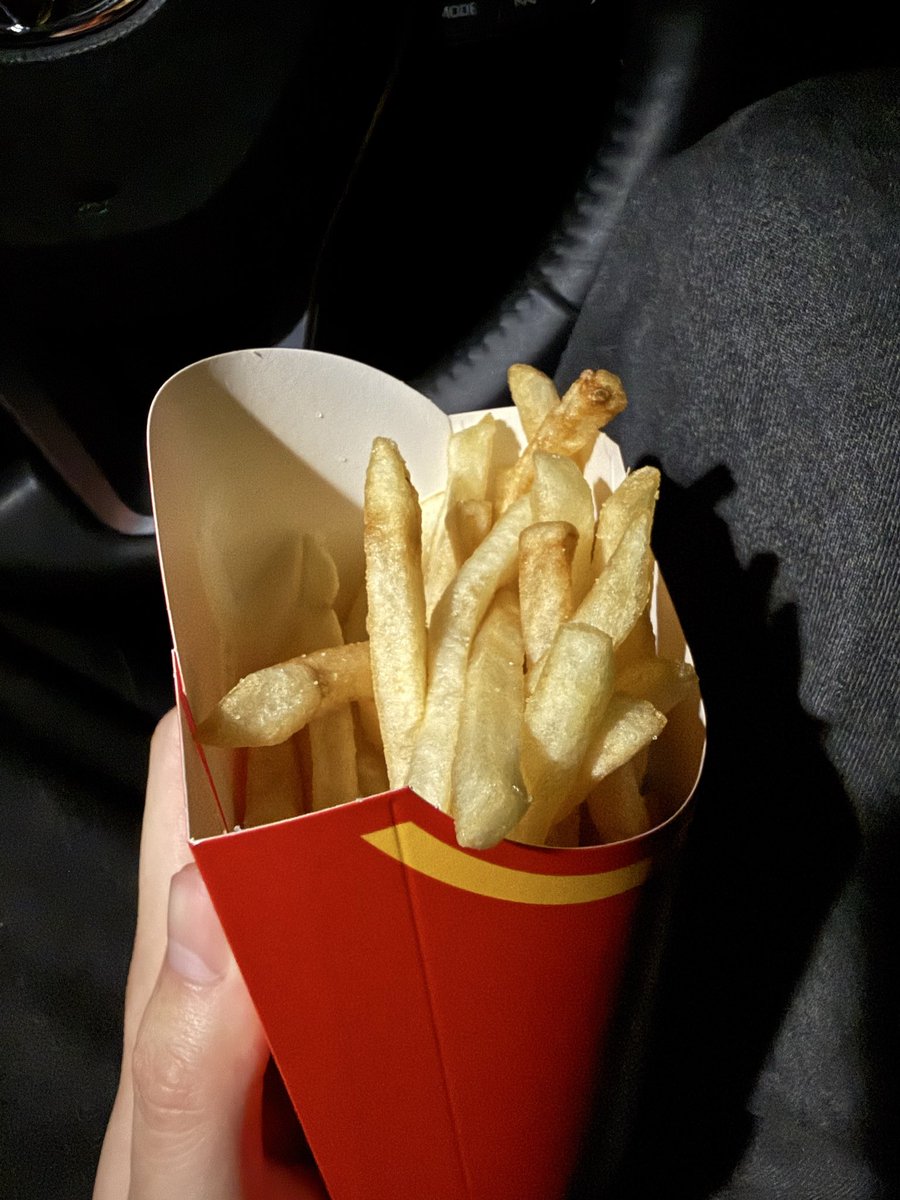ho_mi16's tweet photo. これって正規の量？
少ないと思うな　毎回少ないって思ってる今回はまだマシな方かな　
1番最後が同じ店舗で2024年の🍟
#マクドナルド
#マック https://t.co/SwPtDOKC6V