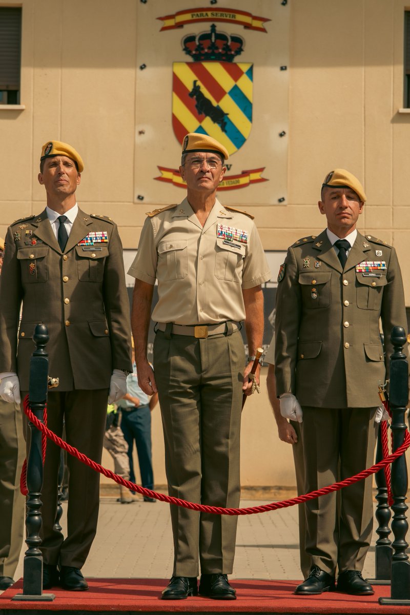 UMEgob's tweet photo. El teniente coronel Alberto Trigo González releva al teniente coronel Joaquín Núñez Regodón como jefe del Cuarto Batallón de Intervención en Emergencias #BIEM4.

Le deseamos acierto en el mando al TCol. Trigo en esta nueva etapa en la #UME y agradecemos al TCol. Núñez el trabajo que ha desempeñado.