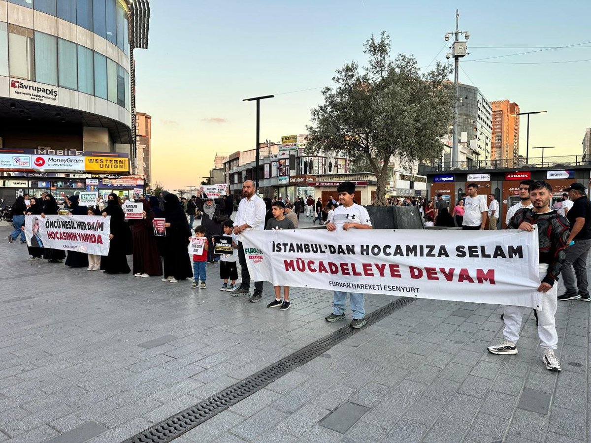 fharekeistanbul's tweet photo. Alparslan Kuytul Hocaefendi, Semra Kuytul Hocahanım ve tutuklu bulunan arkadaşlarımız için Esenyurt Meydanı'nda bir araya gelerek adalet bekleyişi gerçekleştirdik. 

📍 Esenyurt

#AdaletNöbeti https://t.co/0WVCfkNGgZ