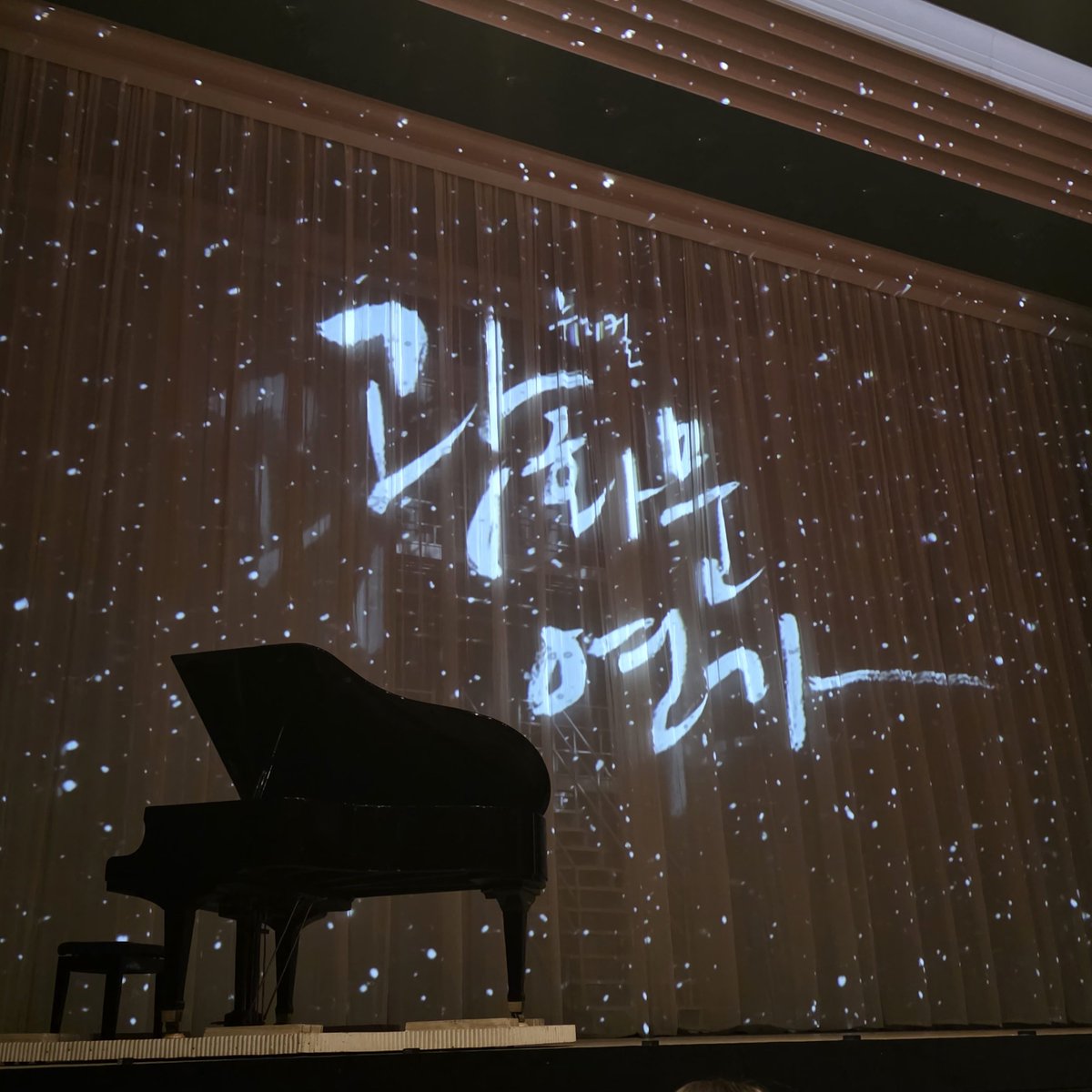 green_been_btob's tweet photo. 260911 #광화문연가 
손명우 광월하 케미 최고💙 볼 때마다 감동이야~~ https://t.co/1TJLs1TqAq