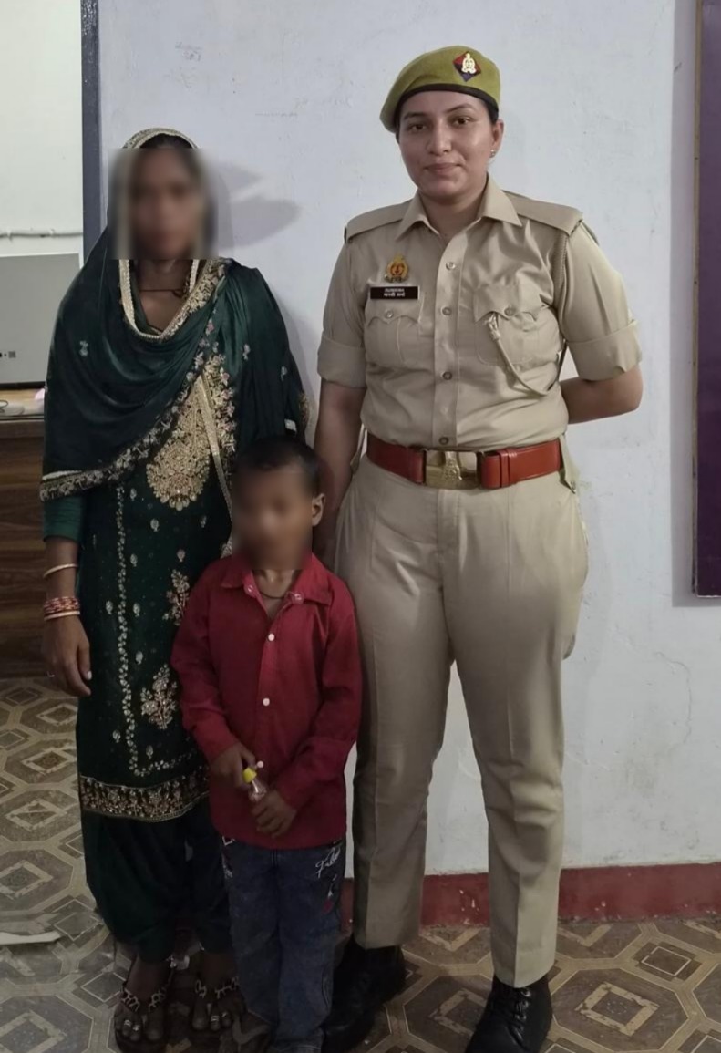 baghpatpolice's tweet photo. #baghpatpolice
#OperationSmile अभियान के अन्तर्गत थाना कोतवाली बागपत पुलिस ने गुमशुदा बच्चे को अथक प्रयास के बाद अल्प समय में सकुशल बरामद कर उसके परिजनो को सुपुर्द किया।
#UPPolice https://t.co/S8yQlV2j23