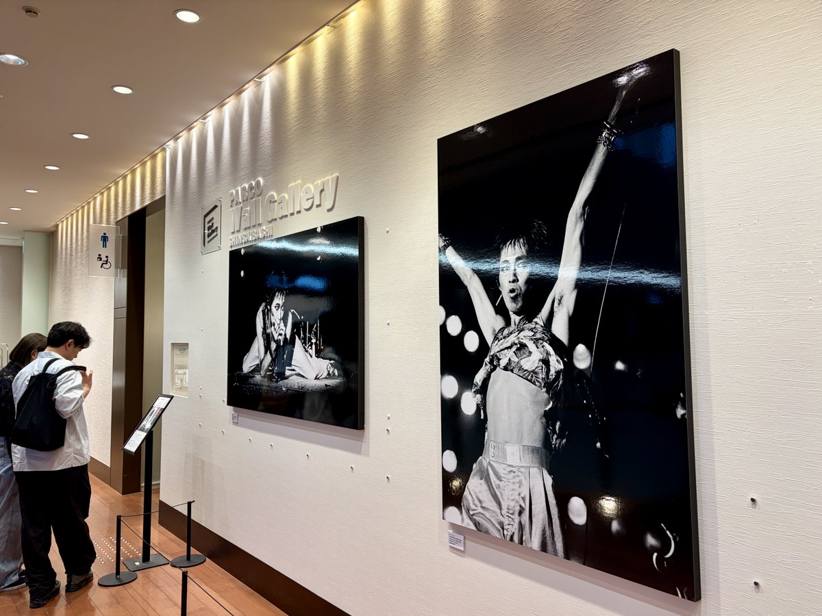 mikio_ariga's tweet photo. 心斎橋PARCOさんで開催中マイ清志郎さん写真展示（店内各箇所におしゃれに設置）見てきました！店内写真は一部ですかサイコーです。同巨大ビルでは来月映画も上映なので熱くなりますね！そしたらまた来たいですー https://t.co/kKKasnWfnx