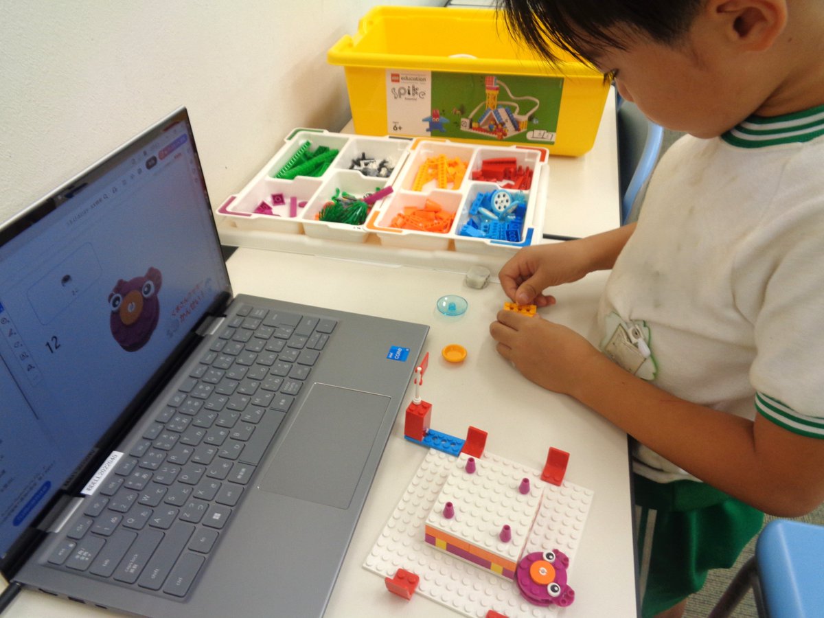 wingkidslabo's tweet photo. こんにちは！ロボット科学教室です♪
年長さんクラスでは、ブロックを使った暗号ゲームにチャレンジしました。ゲームで分かった言葉を作って、組み立て完成です。誕生日パーティーをイメージして、ケーキ・クッキー・ろうそくなどを作りました！その他の学年のみんなも、真剣な表情で頑張っています。 https://t.co/OLHm2vX2sr