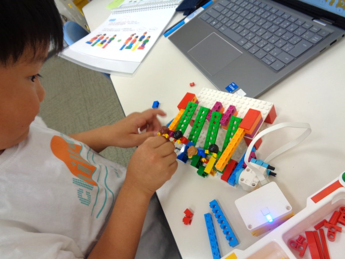 wingkidslabo's tweet photo. こんにちは！ロボット科学教室です♪
年長さんクラスでは、ブロックを使った暗号ゲームにチャレンジしました。ゲームで分かった言葉を作って、組み立て完成です。誕生日パーティーをイメージして、ケーキ・クッキー・ろうそくなどを作りました！その他の学年のみんなも、真剣な表情で頑張っています。 https://t.co/OLHm2vX2sr