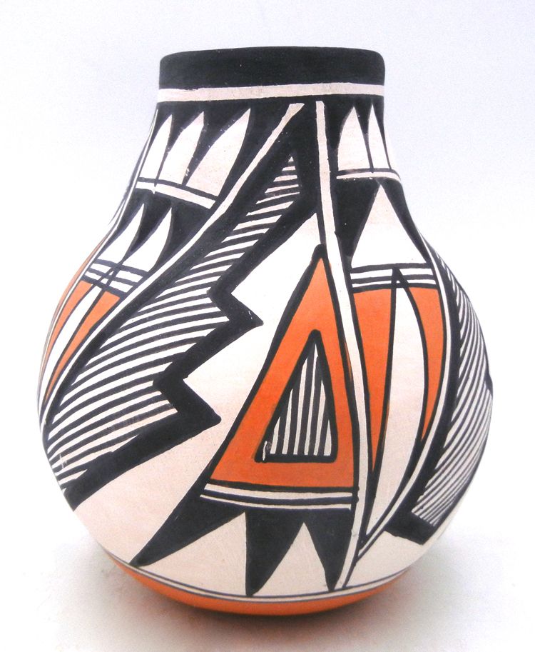 palmstrading's tweet photo. Did You Know...? The first part of the firing process oxidizes pottery; the higher the temperature, the harder the pottery and the better the colors.
Vase by #Acoma potter Beverly Garcia. https://t.co/6C9GQ5YPkK