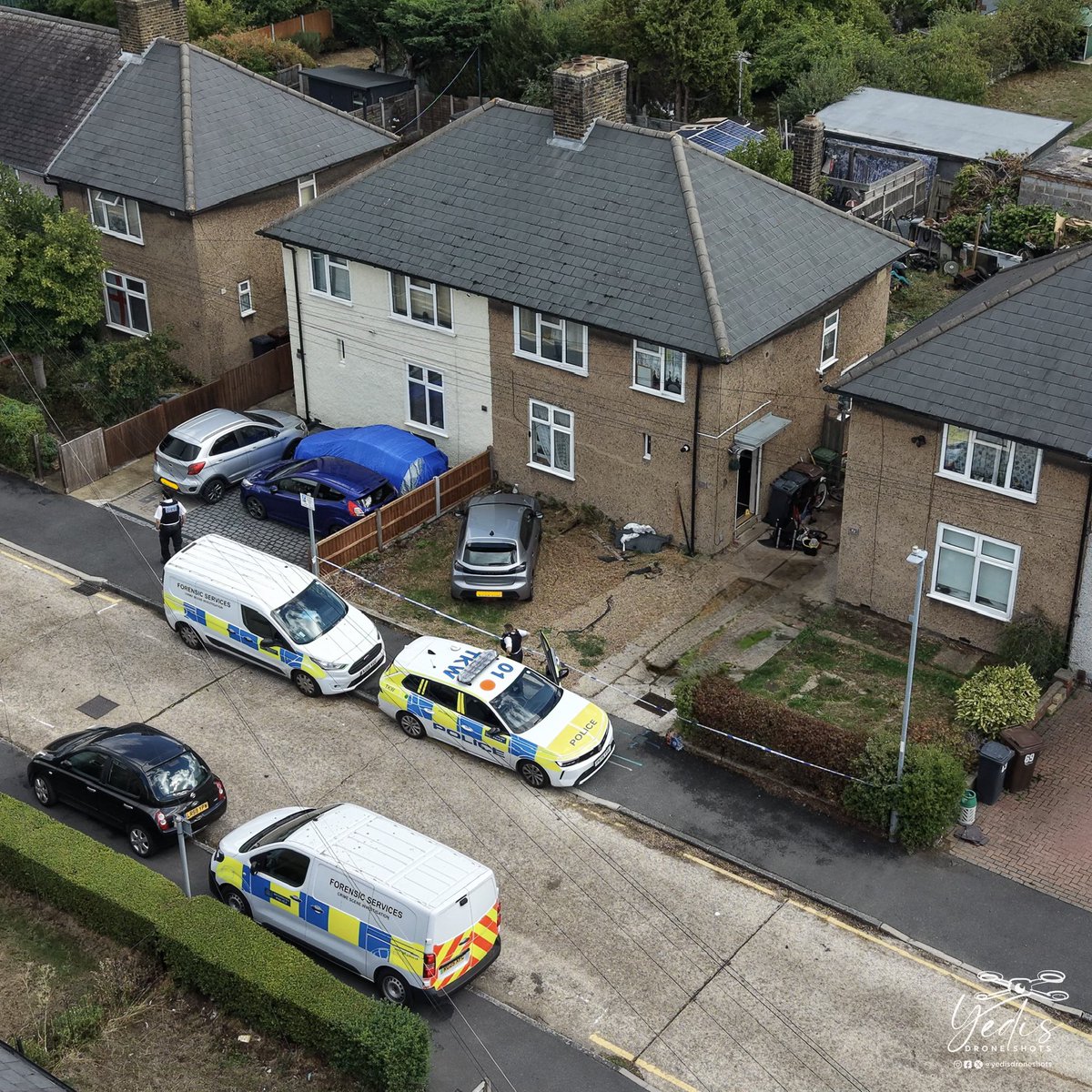 yedisdroneshots's tweet photo. Forensic teams at a property in Clementhorpe Road Dagenham
11:00 (11/9/26)
Following yesterday’s police raid at the property, with a second crime scene in nearby Rusper Road where a 20 year old male was stabbed
#dagenham #stabbing #crimescene #foresnsics #news #policeraid https://t.co/rilHV5f03U