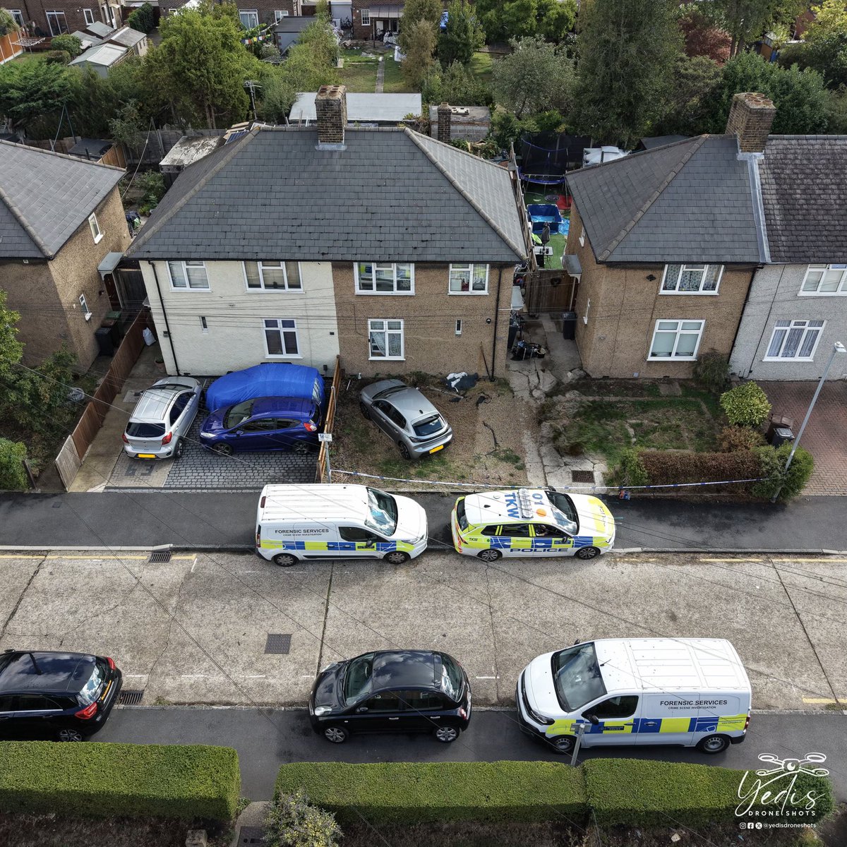 yedisdroneshots's tweet photo. Forensic teams at a property in Clementhorpe Road Dagenham
11:00 (11/9/26)
Following yesterday’s police raid at the property, with a second crime scene in nearby Rusper Road where a 20 year old male was stabbed
#dagenham #stabbing #crimescene #foresnsics #news #policeraid https://t.co/rilHV5f03U