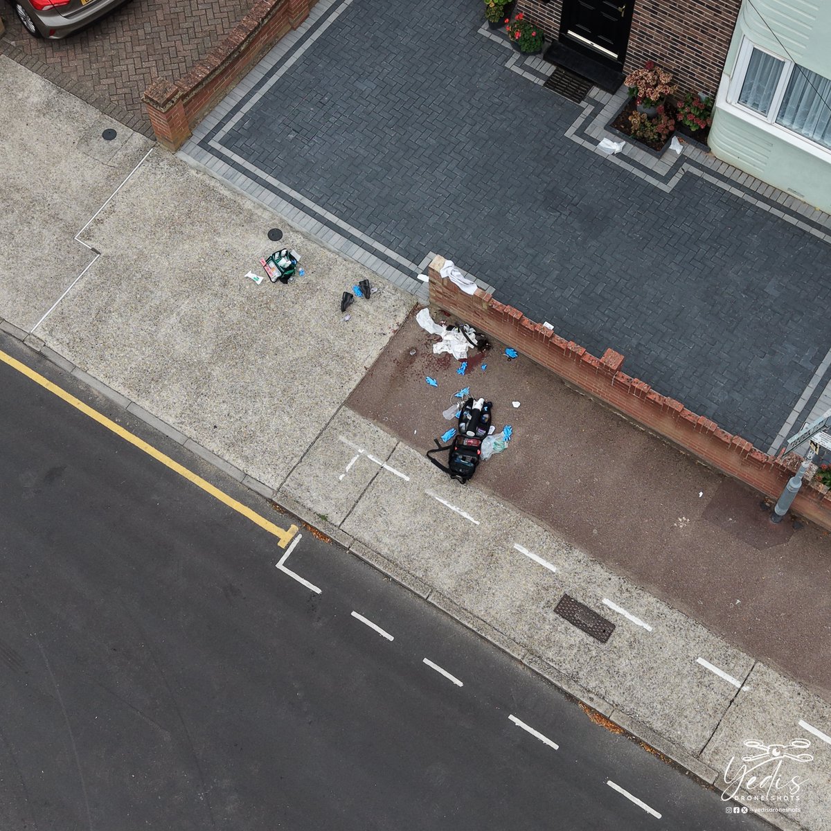 yedisdroneshots's tweet photo. Forensic teams at a property in Clementhorpe Road Dagenham
11:00 (11/9/26)
Following yesterday’s police raid at the property, with a second crime scene in nearby Rusper Road where a 20 year old male was stabbed
#dagenham #stabbing #crimescene #foresnsics #news #policeraid https://t.co/rilHV5f03U