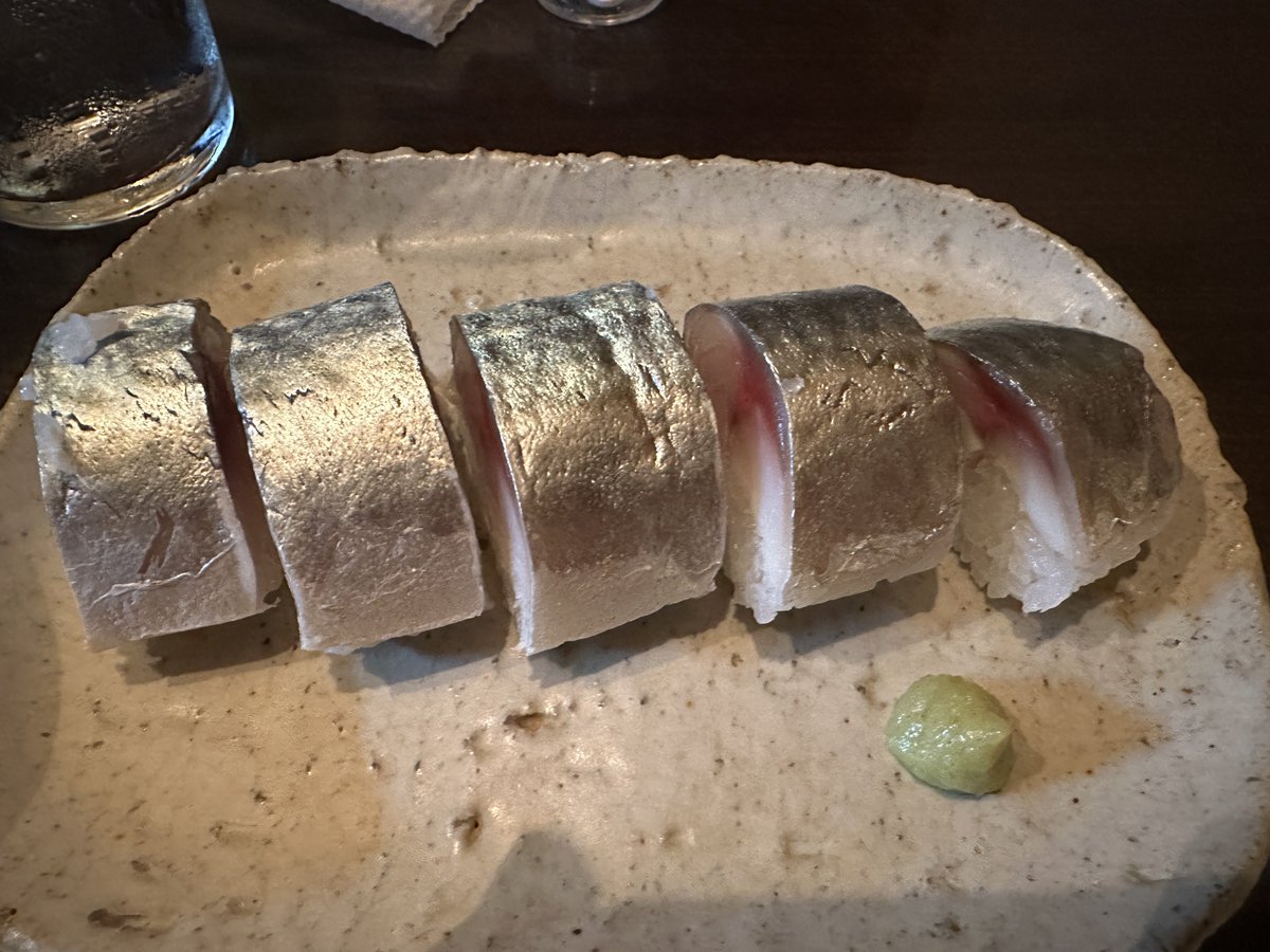 Kusumi495's tweet photo. ネギトロもかなり飲めるヤツですが流石に今宵は鯖棒寿司でしょう！件のひやおろし普通原酒も頂けて満足 https://t.co/AiIIEZ6txq