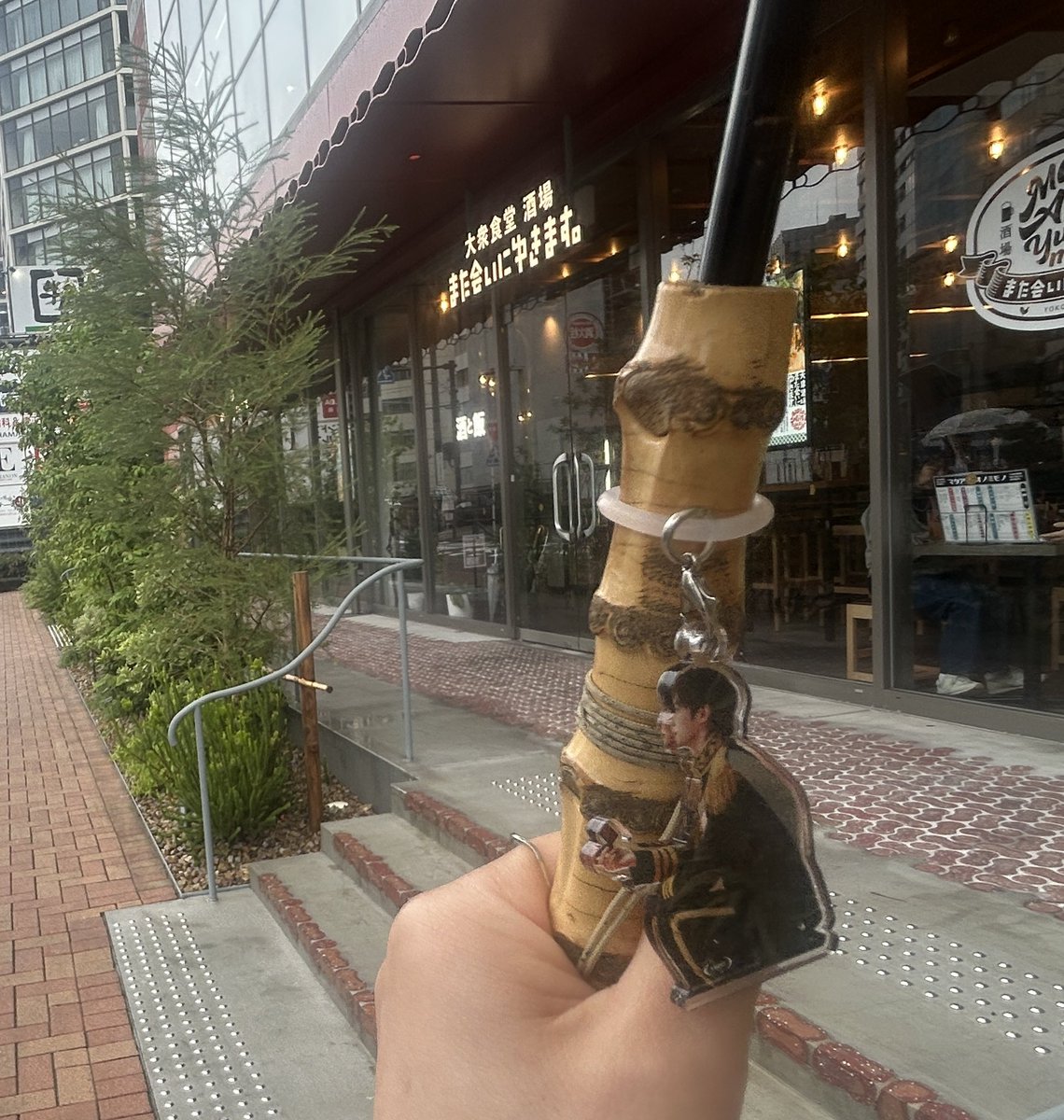 mameko40's tweet photo. 横浜でお友達とかわいいワンコちゃんたちとランチ🐶もうハロウィン仕様のかわいいお店🎃ウソクさんのセンイルも楽しみだ♡

その後、ウソクさん横浜ファンミの際に訪れたと言われているところにちらっと行ってみた。
1人で恥ずかしかったので、聖地の写真の適当さよ🫨いいなぁ遭遇したいなぁ https://t.co/1s9PS6NwRH
