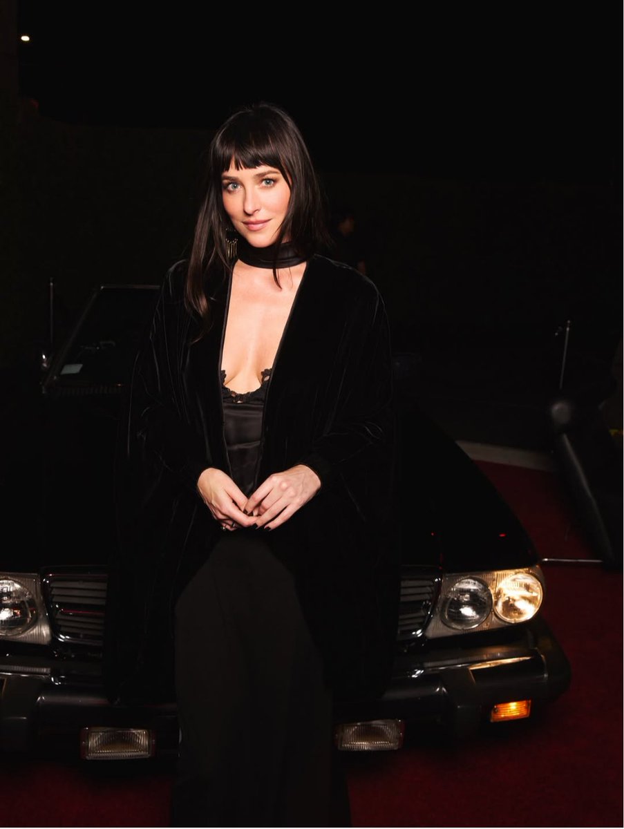 MXDakotaJohnson's tweet photo. Dakota Johnson look realizado por su Stylist #KateYoung 🖤
📷 | Fotos del Instagram de #KateYoung https://t.co/rY2kxF5PMi