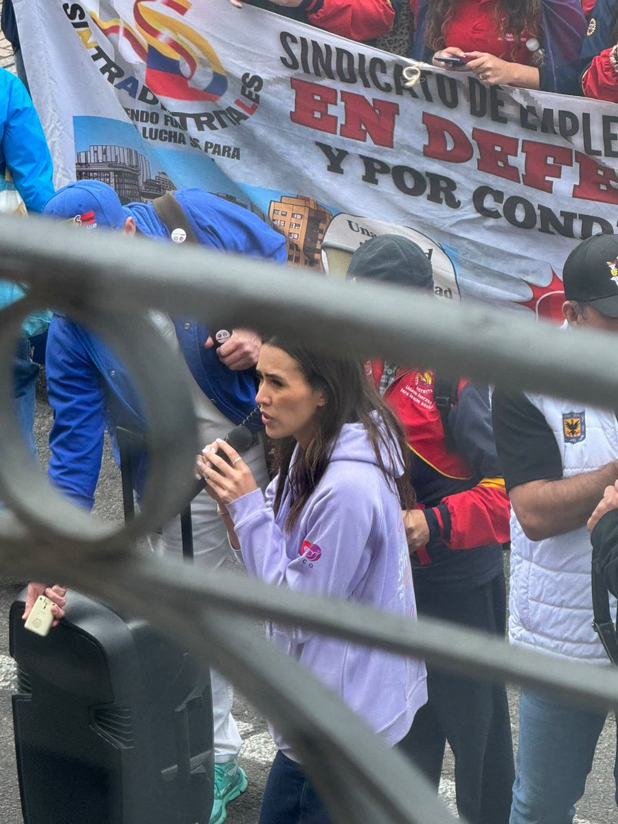 cristinaplazasm's tweet photo. La representante Maria Fernanda Carrascal bloqueando la Alcaldía y acusando a Galán de “congelar” una negociación. 
El problema es que se le olvidó contar por qué se frenó, qué ordenó un juez y qué hicieron después los sindicatos. Aquí le refresco la memoria.

#NoMasViasDeHecho https://t.co/ZLZhB3Ado3