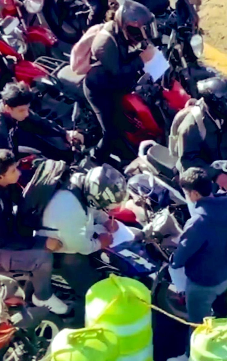 Factor4_GT's tweet photo. #QueSeSepa  #BloqueosGt | Desde temprana hora, transmisiones en vivo desde el bloqueo que permanece en las inmediaciones de la colonia #Bethania reportan que, para permitir el paso de personas que se movilizan en motocicleta, se les estaría solicitando firmar un listado.

La situación llama la atención por tratarse de una medida de registro y control de quienes buscan transitar por el sector, sin que hasta el momento se haya informado públicamente quién administra dichas listas, con qué propósito se recaban las firmas o qué uso se dará a esa información.