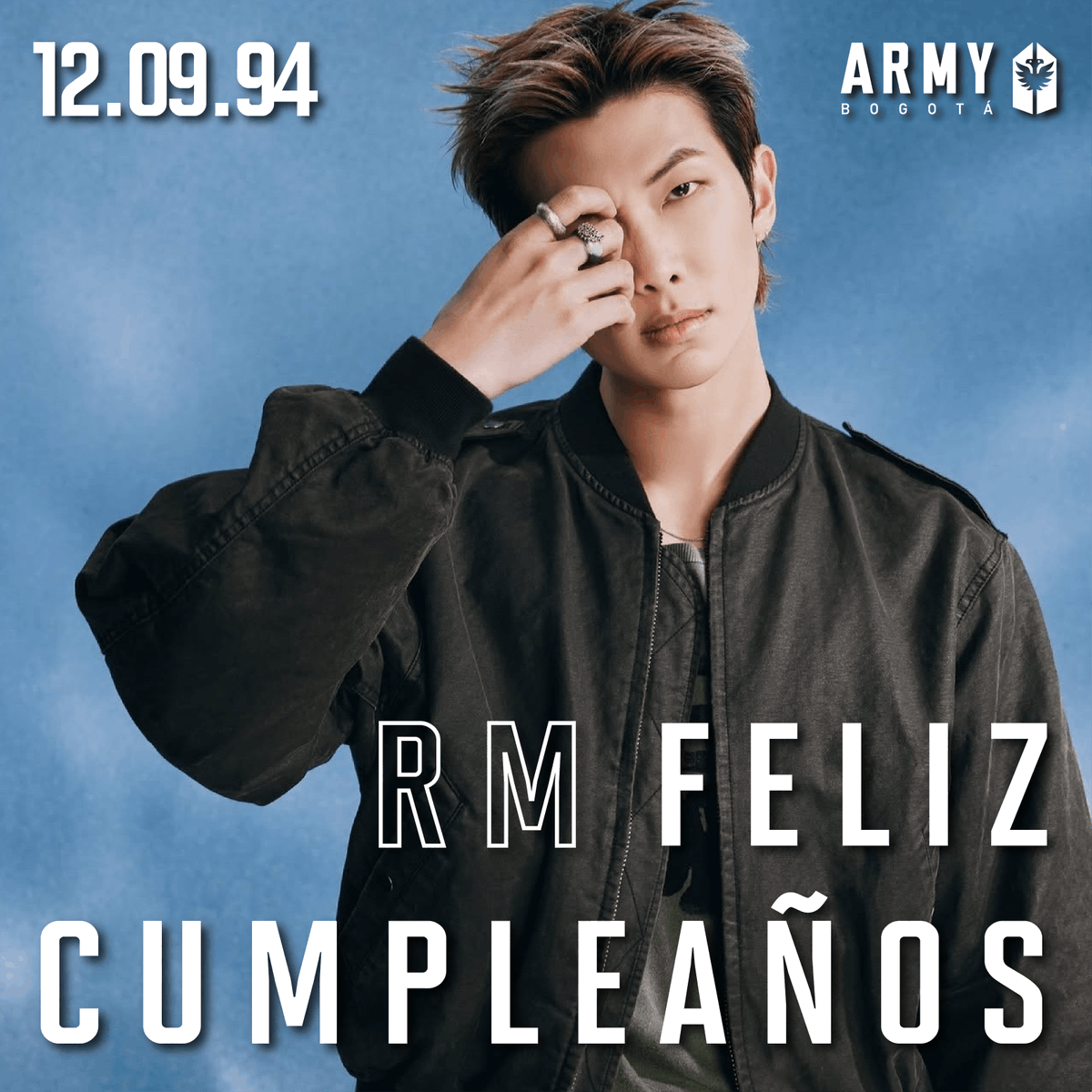 ARMYBogotaCol's tweet photo. 💜 #HAPPYRMDAY

32 años de una vida que ha cambiado junto a BTS y que, durante todo este tiempo, nos ha dejado canciones, palabras, pensamientos y momentos que se han quedado con nosotros.

Namjoon ha crecido frente a nuestros ojos. Lo hemos visto pasar de aquel joven que soñaba con hacer música a convertirse en el líder de uno de los grupos más importantes de la historia del K-pop, sin dejar de cuestionarse, aprender y buscar quién quiere ser.

Su manera de observar el mundo, de hablar sobre lo que siente y de convertir sus experiencias en música ha sido parte fundamental de lo que BTS ha construido. Y también lo ha sido su capacidad de mirar hacia adelante, incluso cuando el camino no siempre ha sido sencillo.

Hoy celebramos al artista, al líder y, sobre todo, a Kim Namjoon.

Desde Colombia, le deseamos un nuevo año lleno de música, descubrimientos, tranquilidad y muchos momentos que pueda disfrutar a su propio ritmo. 🇨🇴💜

Feliz cumpleaños, Namjoon.
Que sigas encontrando lugares, palabras y canciones que te hagan sentir en casa.

HAPPY NAMJOON DAY
NAMJOON OUR INSPIRATION 
#HappyBirthdayRM
#JoonieverseDay 
#MuseOfWorldRM