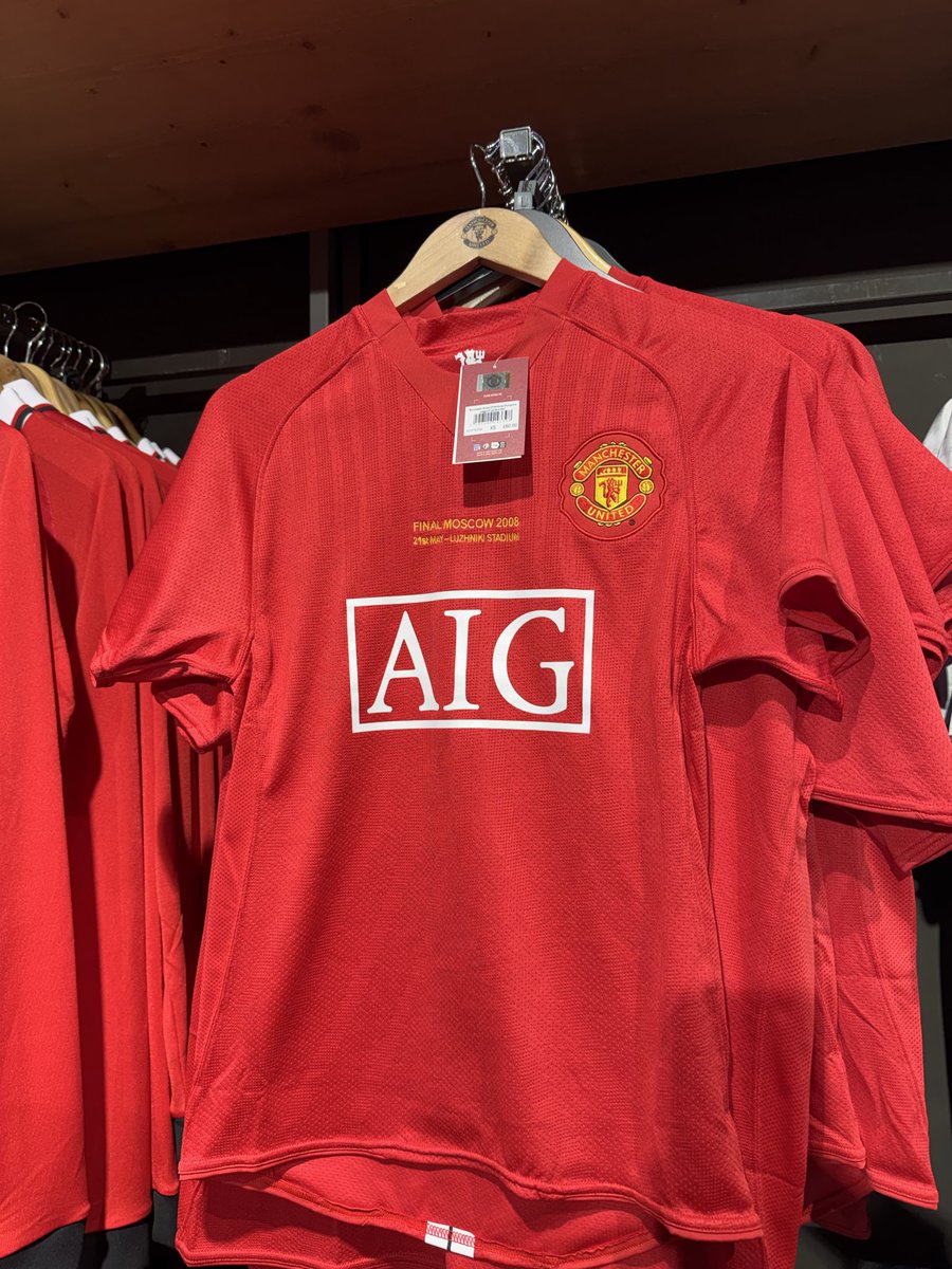 chicha_ja's tweet photo. 昔のユニフォームのレプリカめちゃ欲しいけどシャープのやつ肩のラインにUMBROのエンブレム入ってないからなー(´；ω；｀) https://t.co/QcFtdsz0zk